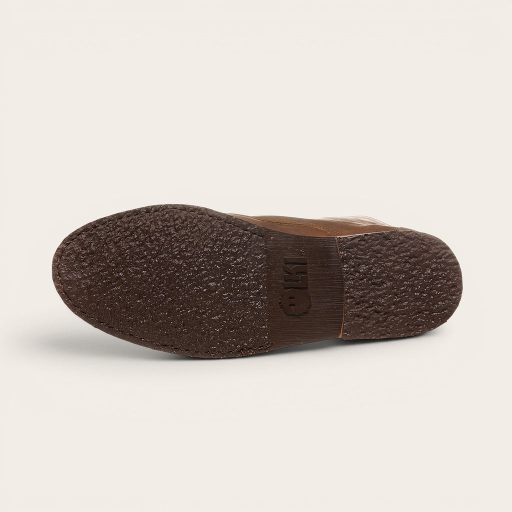 Botín Osorno Camel de cuero para hombre de OLKI con suela de caucho marrón chocolate y detalle de logo.
