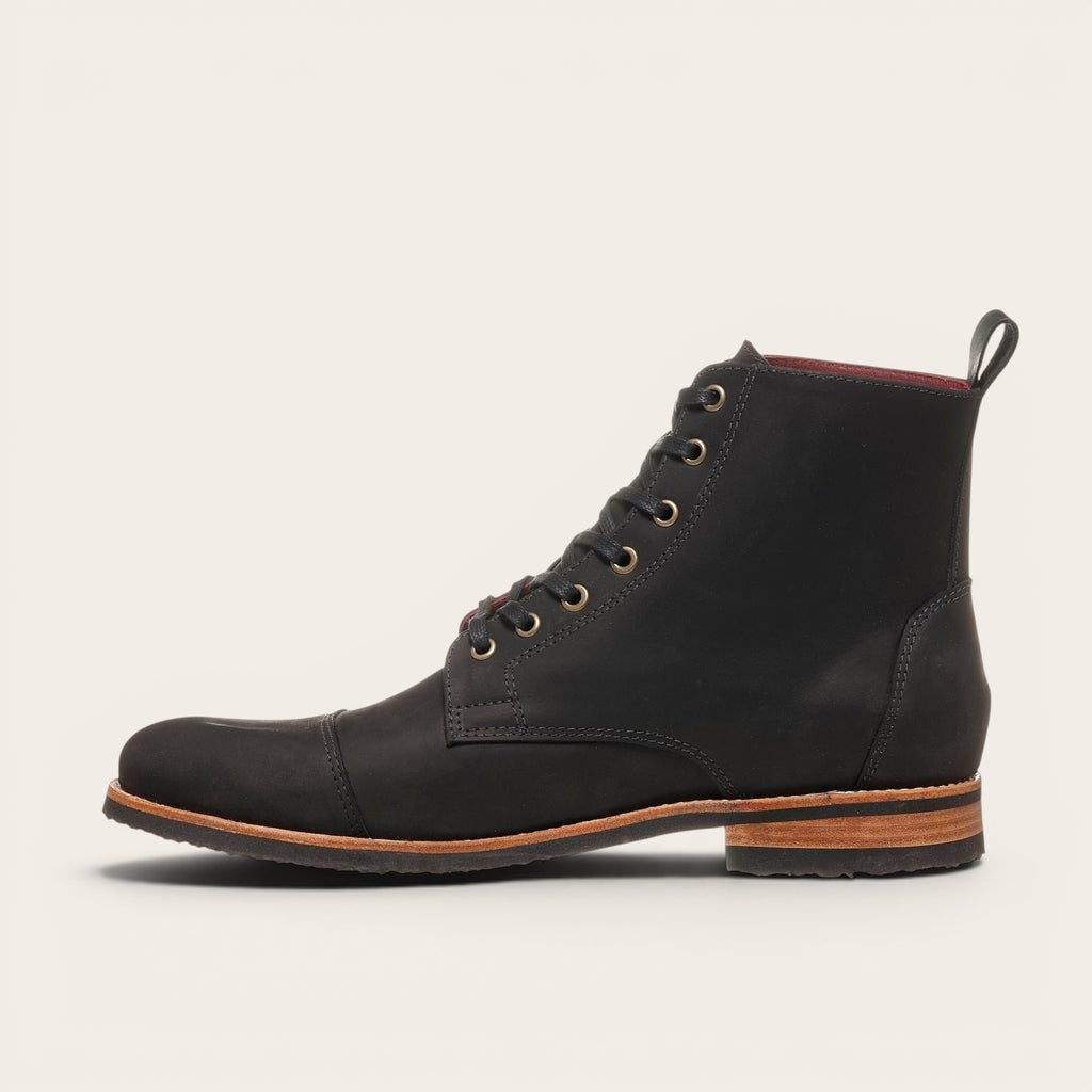 Botín Osorno Negro Planta Negra de cuero para hombre de OLKI con cordones, ojales metálicos y tirante trasero.