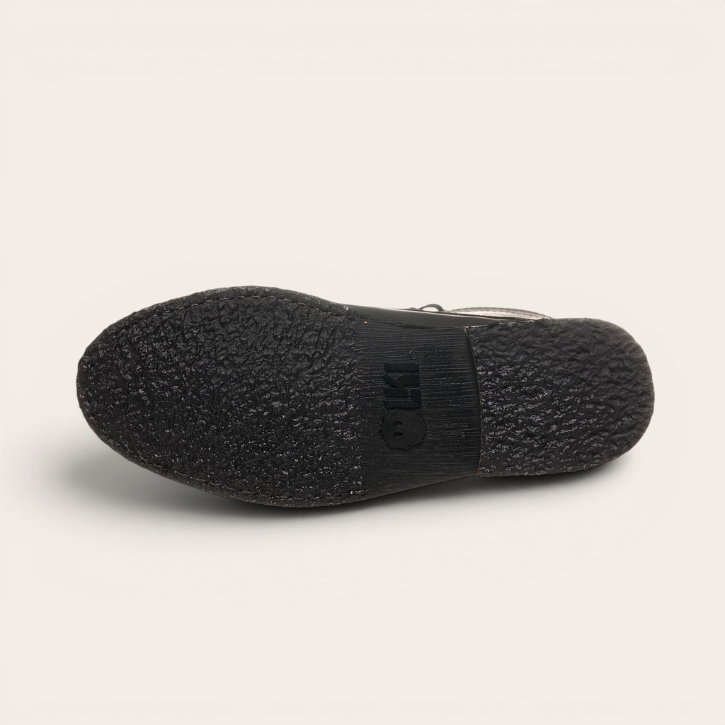 Botín Osorno Negro Planta Negra de cuero para hombre de OLKI con suela de caucho texturizada y logo.