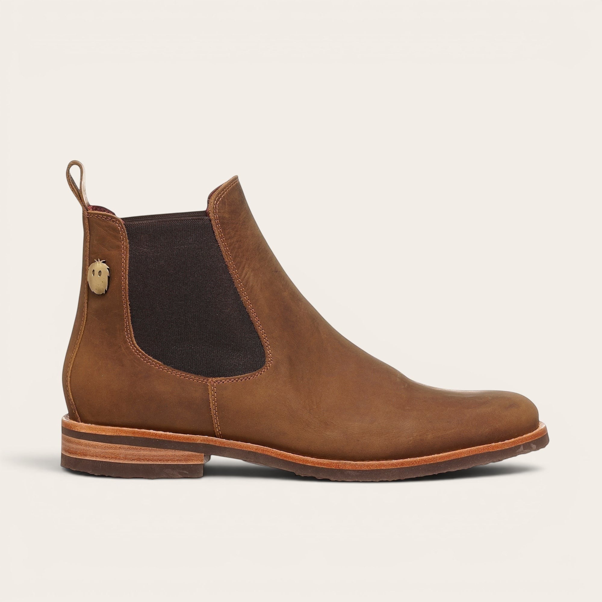 Botín Chelsea de cuero camel para hombre OLKI con paneles elásticos laterales y suela de goma chocolate.
