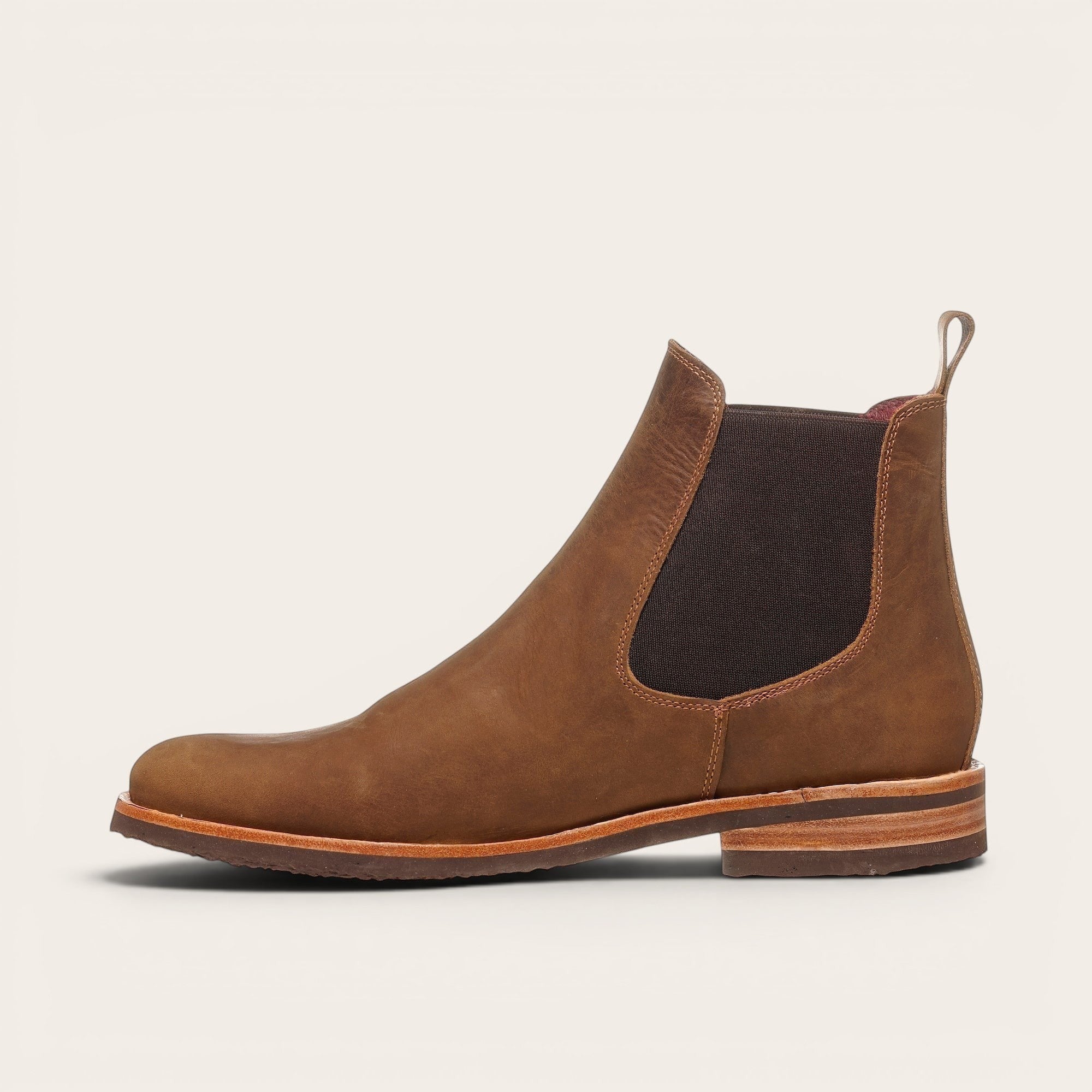Botín Chelsea de cuero camel para hombre OLKI con paneles elásticos laterales y suela de goma chocolate.