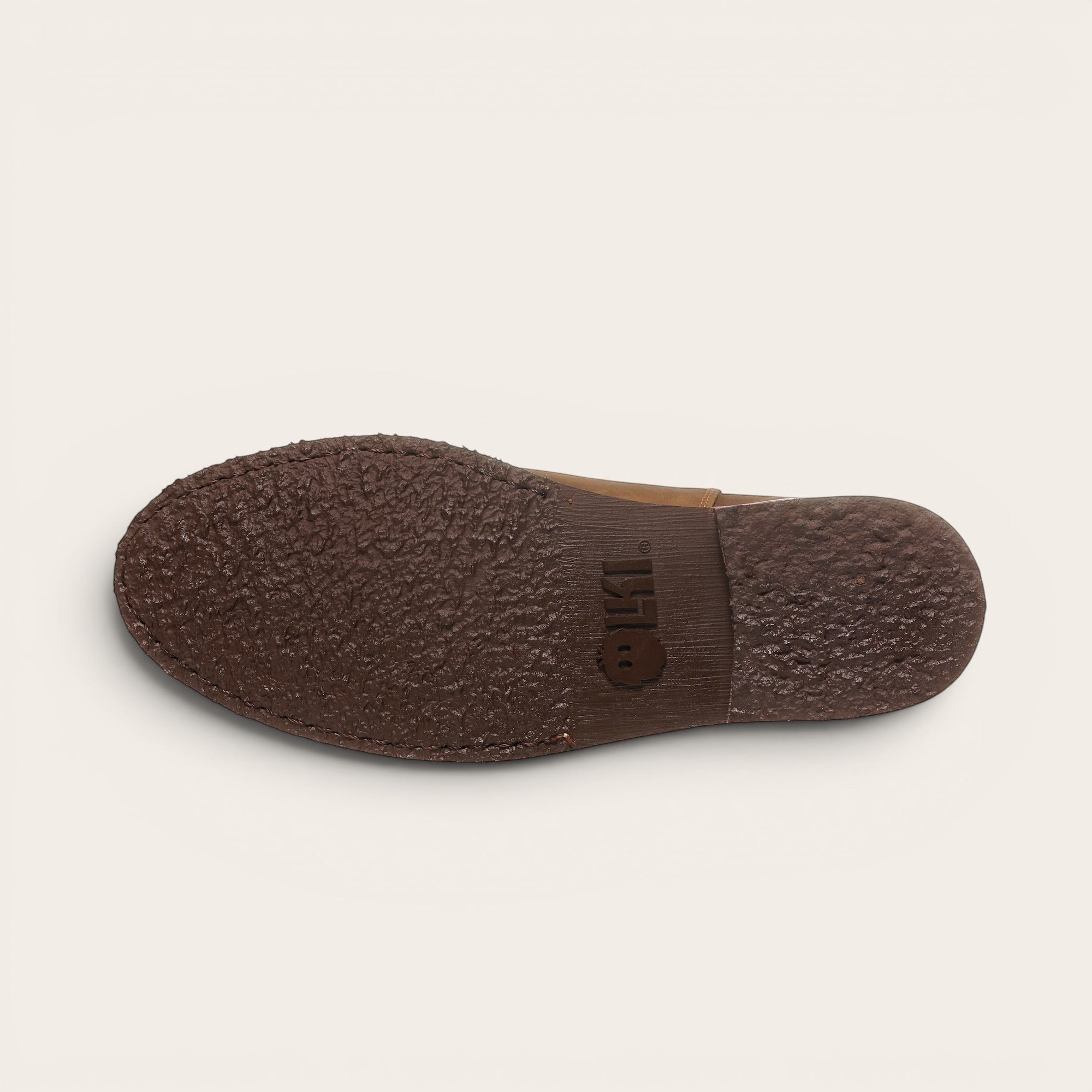 Botín OLKI Tupungato camel de cuero con suela de goma chocolate y paneles elásticos laterales.