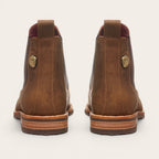Botín Chelsea de cuero camel para hombre OLKI con suela de goma chocolate y detalle metálico lateral.