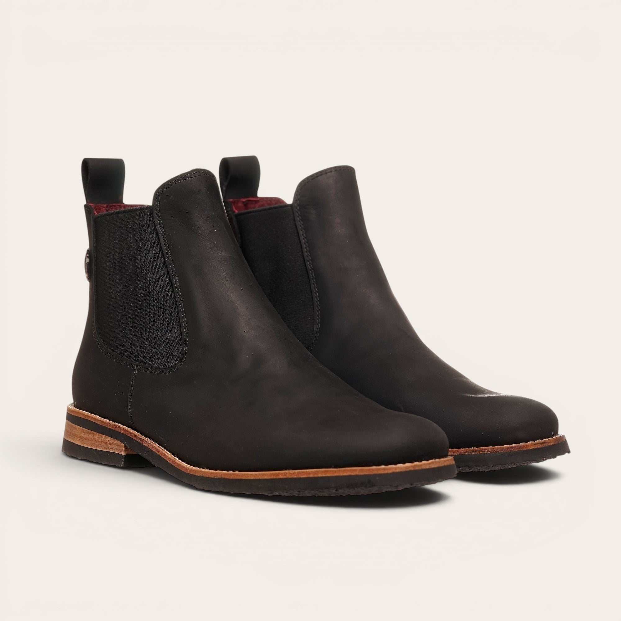 Botín OLKI Tupungato de cuero negro, sin cordones, con elástico lateral y suela de goma.