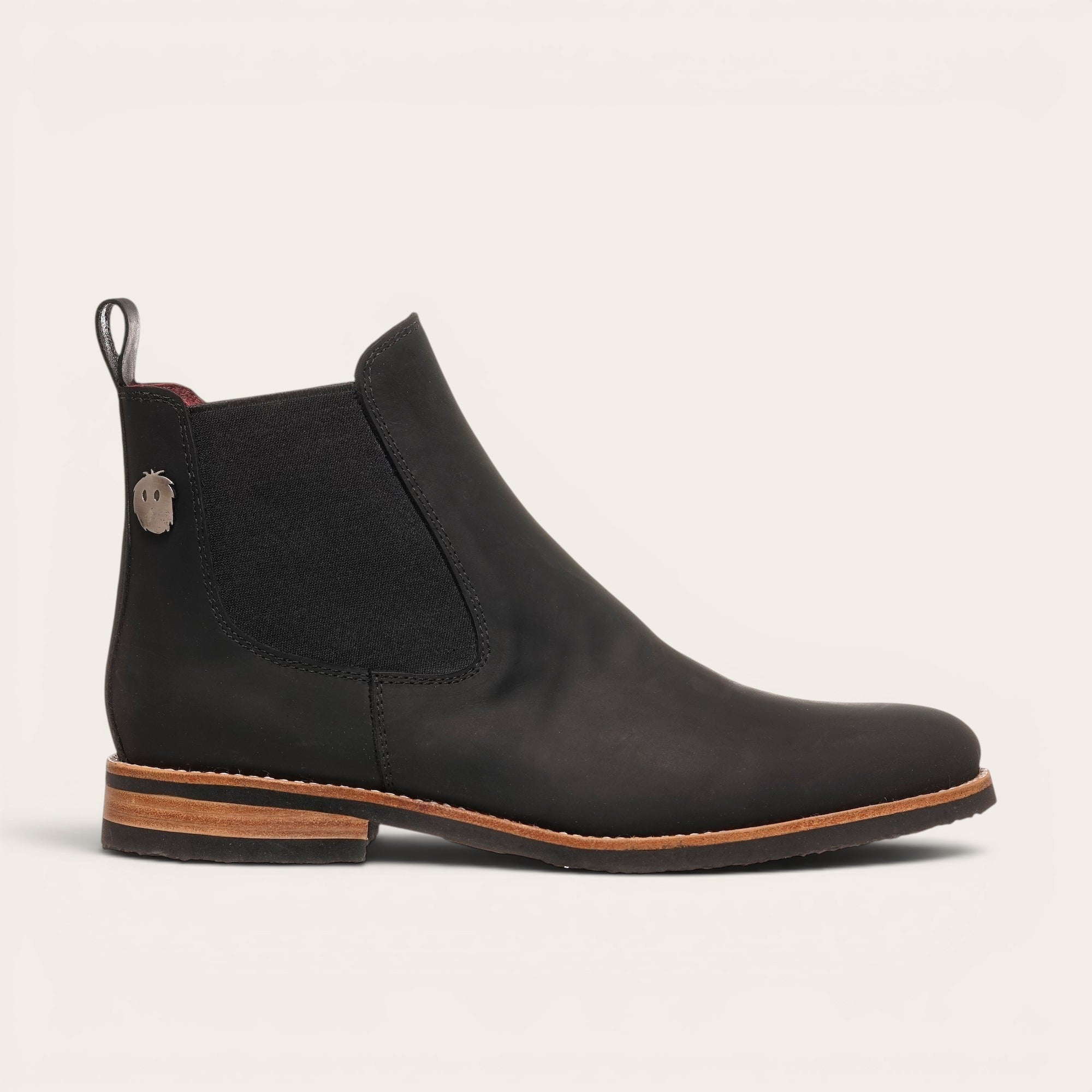 Botín chelsea negro de cuero para hombre OLKI con elásticos laterales y suela de cuero.