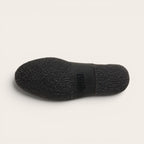Botín chelsea negro de cuero para hombre OLKI con suela de goma y detalle de cuero.