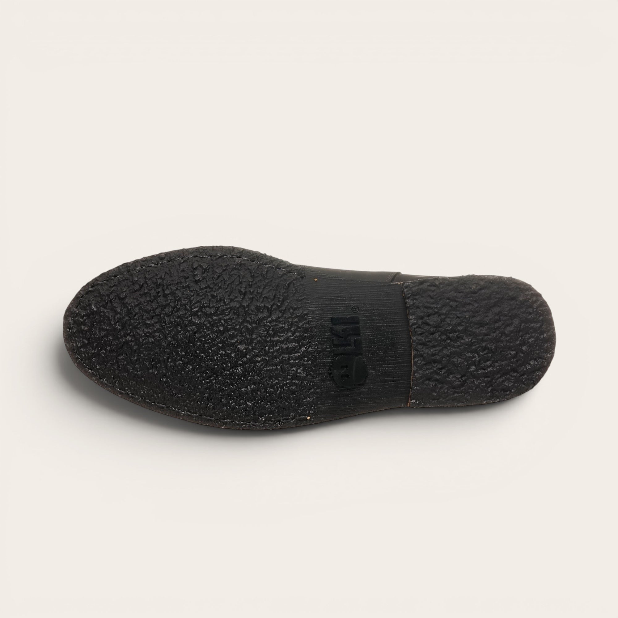 Botín chelsea negro de cuero para hombre OLKI con suela de goma y detalle de cuero.
