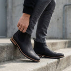 Botines chelsea negros de cuero para hombre OLKI con suela de goma y detalle de cuero, elásticos laterales.