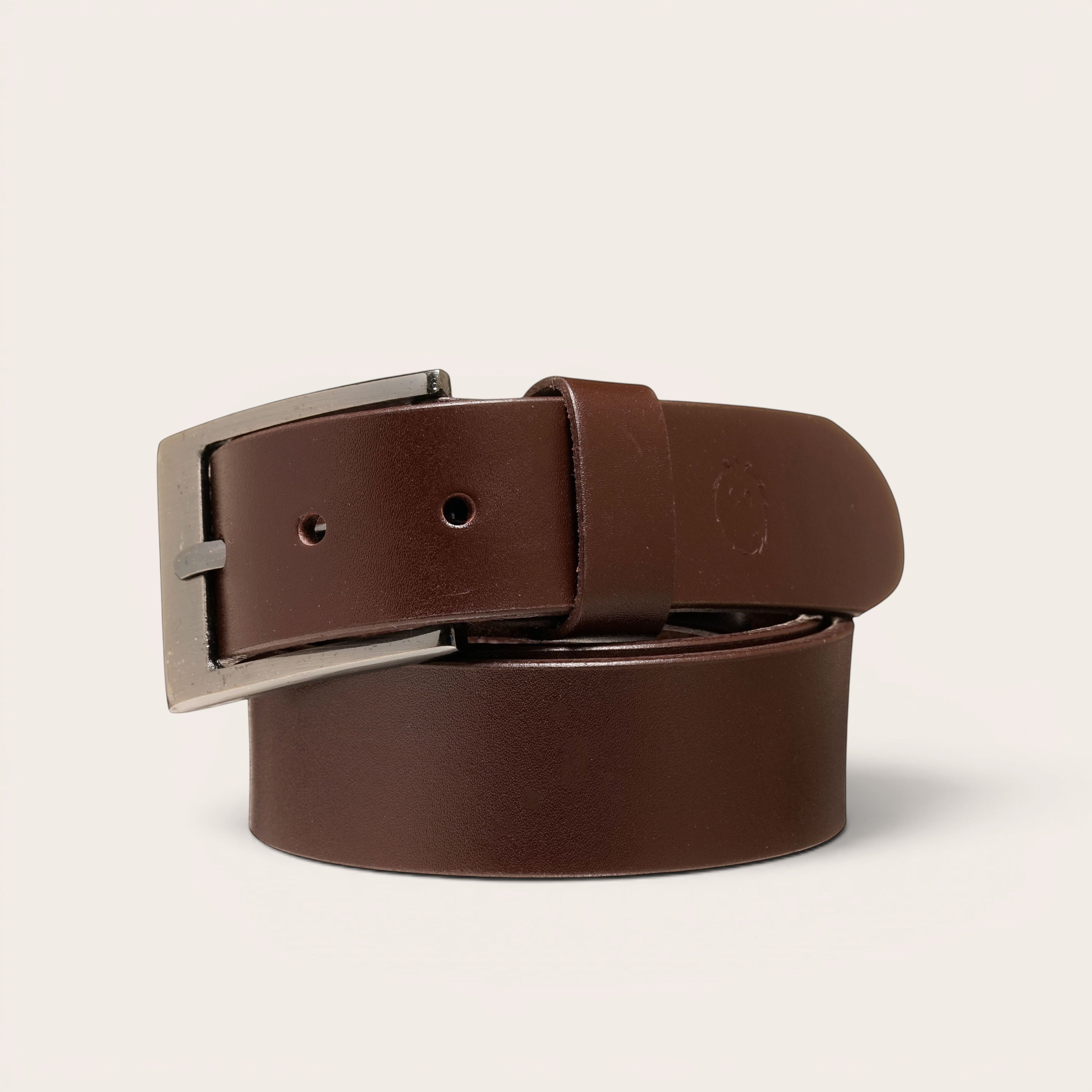Cinturón OLKI Peumo Chocolate de cuero de vacuno con hebilla metálica pulida. Accesorio versátil para looks casuales y formales.