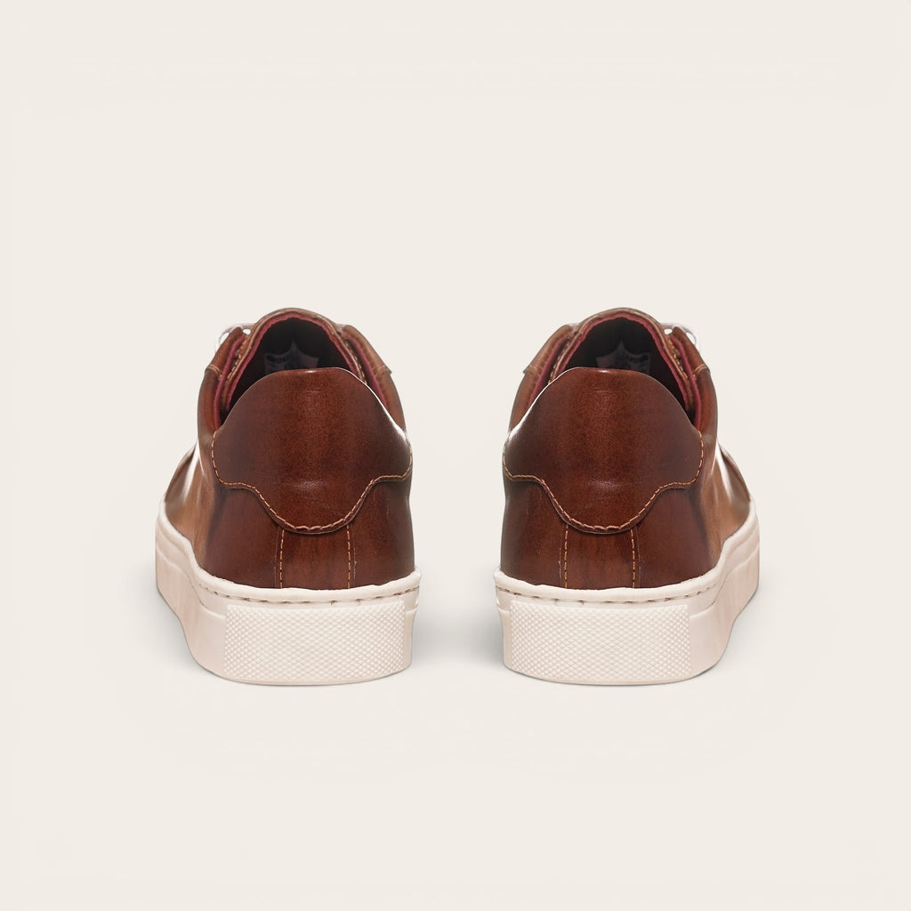 Zapatilla OLKI Tronador de cuero marrón con suela blanca. Calzado artesanal hecho en Chile.