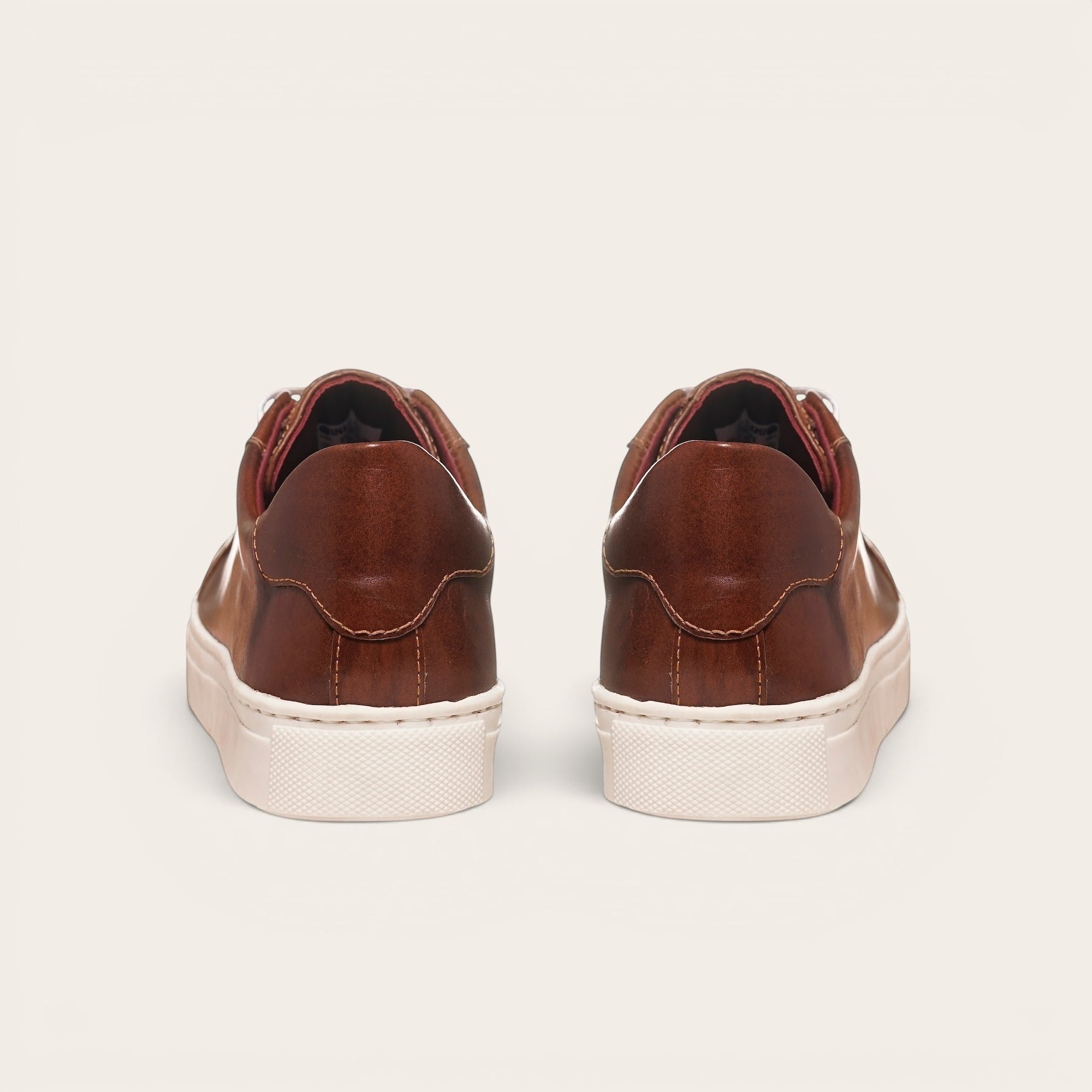 Zapatilla OLKI Tronador de cuero marrón con suela blanca. Calzado artesanal hecho en Chile.
