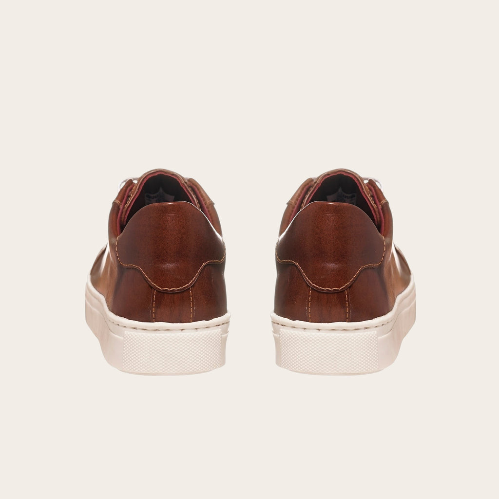 Zapatilla OLKI Tronador de cuero marrón con suela blanca. Calzado artesanal hecho en Chile.