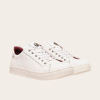 Zapatilla OLKI Tronador blanca de cuero de vacuno con forro guinda y planta de caucho antideslizante. Diseño casual.