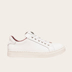 Zapatilla OLKI Tronador blanca de cuero de vacuno con forro guinda y planta de caucho antideslizante. Diseño casual.
