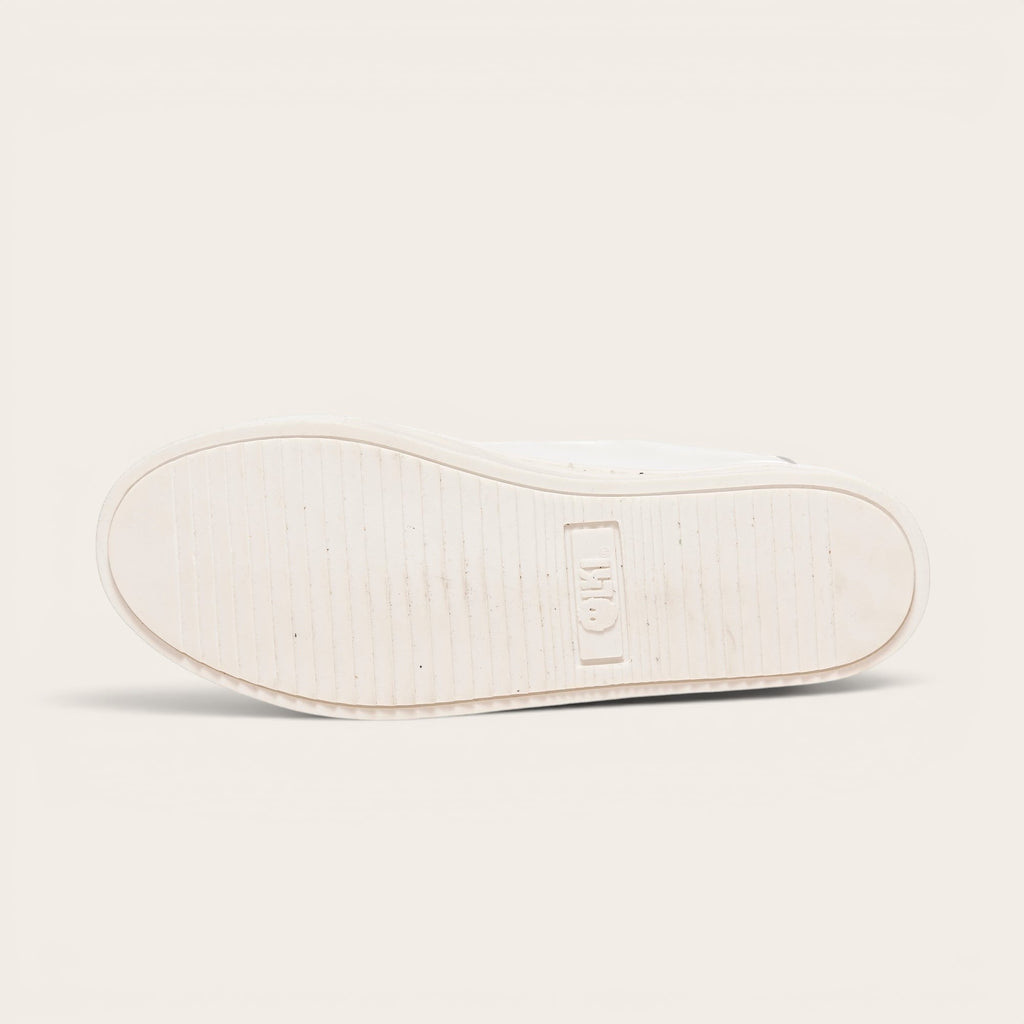 Zapatilla OLKI Tronador blanca de cuero de vacuno con planta de caucho antideslizante y cordones de algodón. Diseño casual.