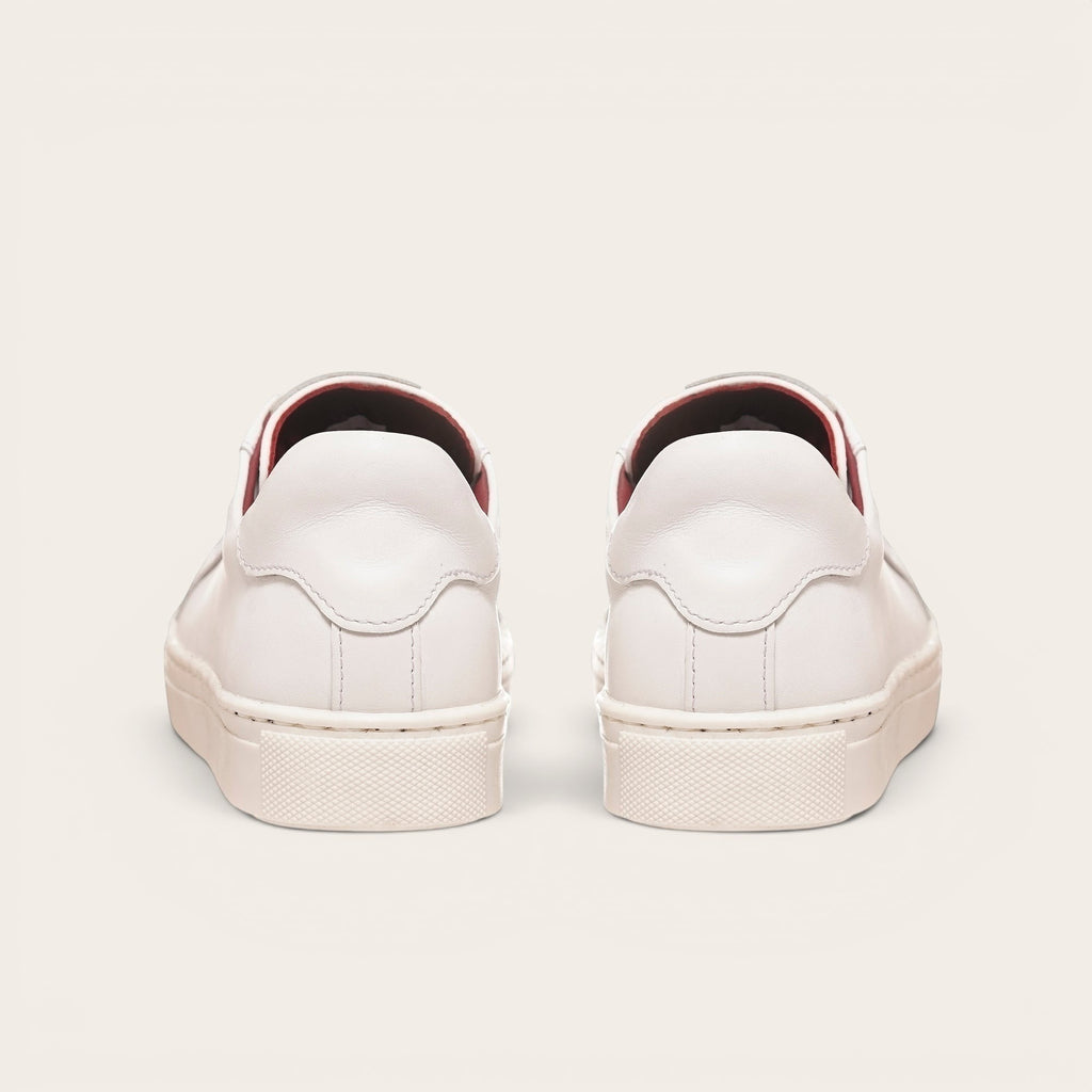 Zapatillas blancas de cuero de vacuno OLKI Tronador con planta de caucho antideslizante y forro guinda. Diseño casual.