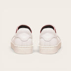 Zapatillas blancas de cuero de vacuno OLKI Tronador con planta de caucho antideslizante y forro guinda. Diseño casual.