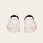 Zapatillas blancas de cuero de vacuno OLKI Tronador con planta de caucho antideslizante y forro guinda. Diseño casual.