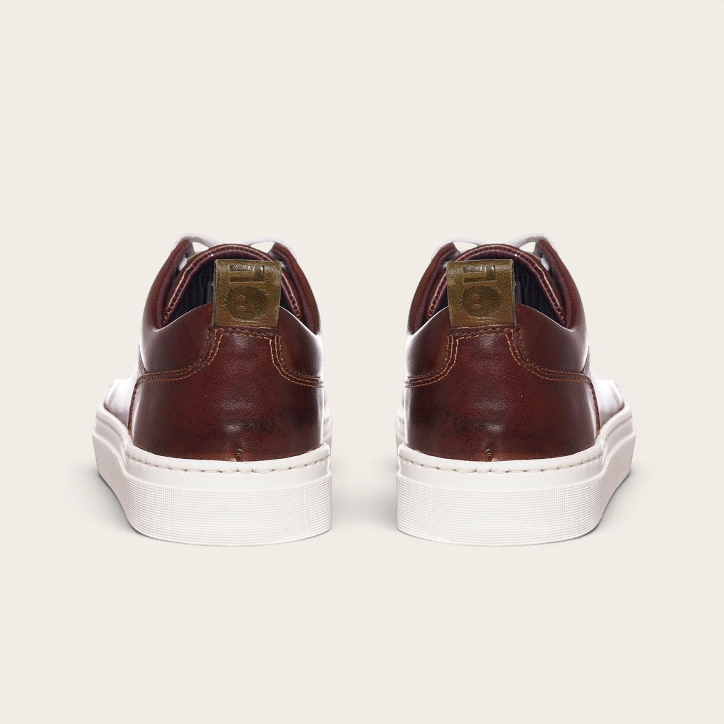 Zapatilla Calán de cuero castaño de OLKI con planta blanca gruesa y detalle de logo en el talón.