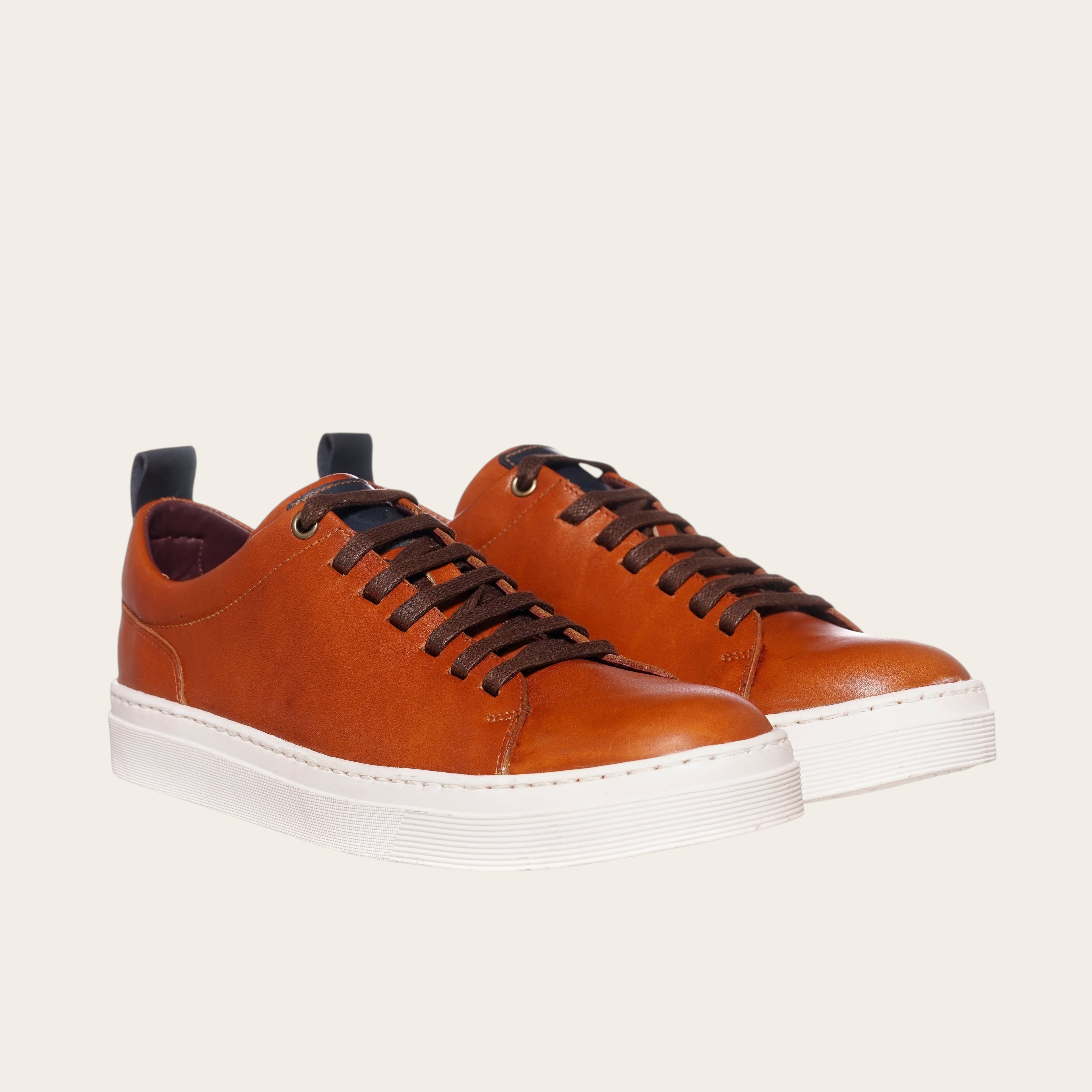 Zapatilla Calán de cuero vacuno en color curry, con cordones de algodón encerado y planta de caucho antideslizante. Marca OLKI.