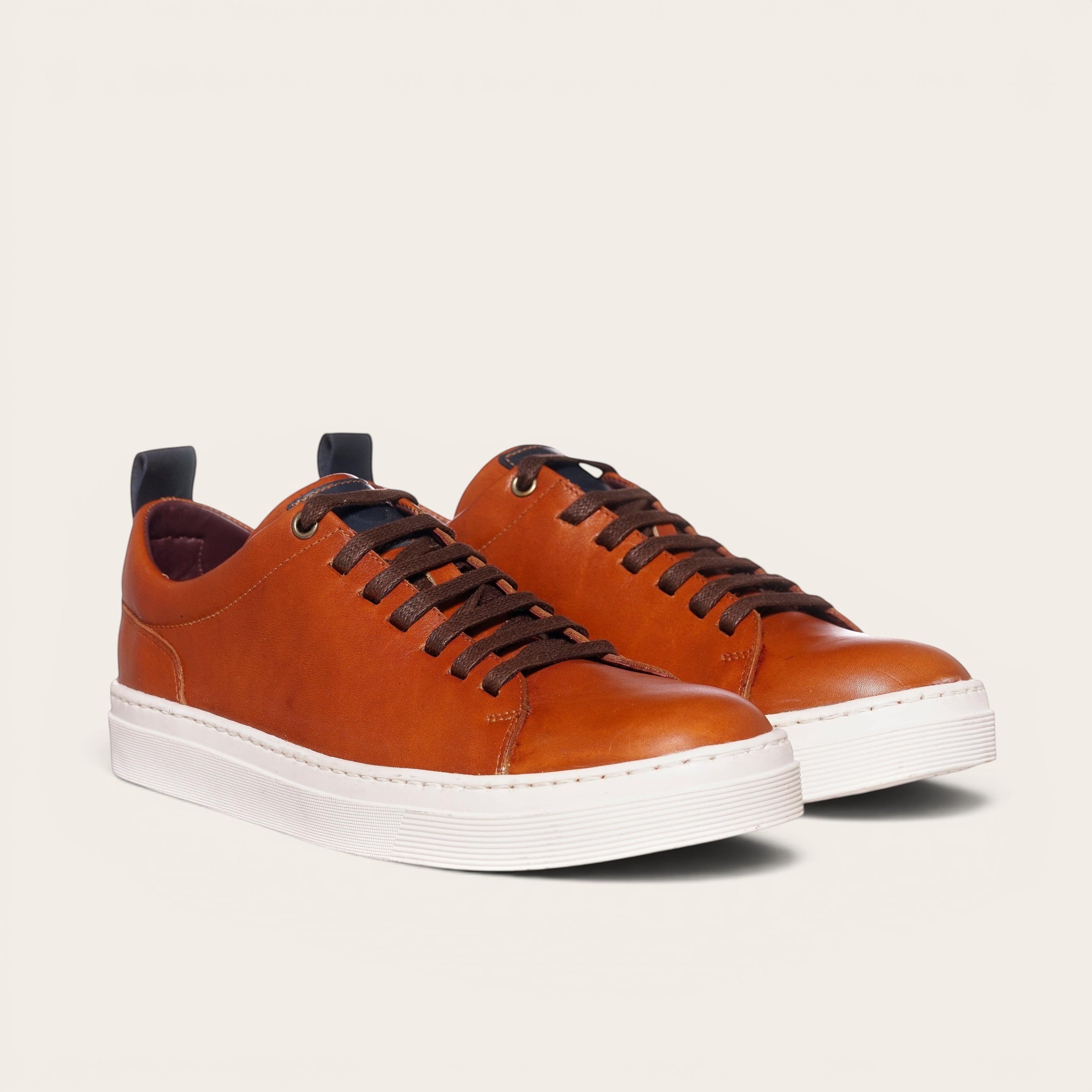 Zapatilla Calán de cuero vacuno en color curry, con cordones de algodón encerado y planta de caucho antideslizante. Marca OLKI.