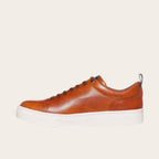 Zapatilla OLKI Calán de cuero curry con cordones y planta blanca. Diseño artesanal chileno para uso diario.