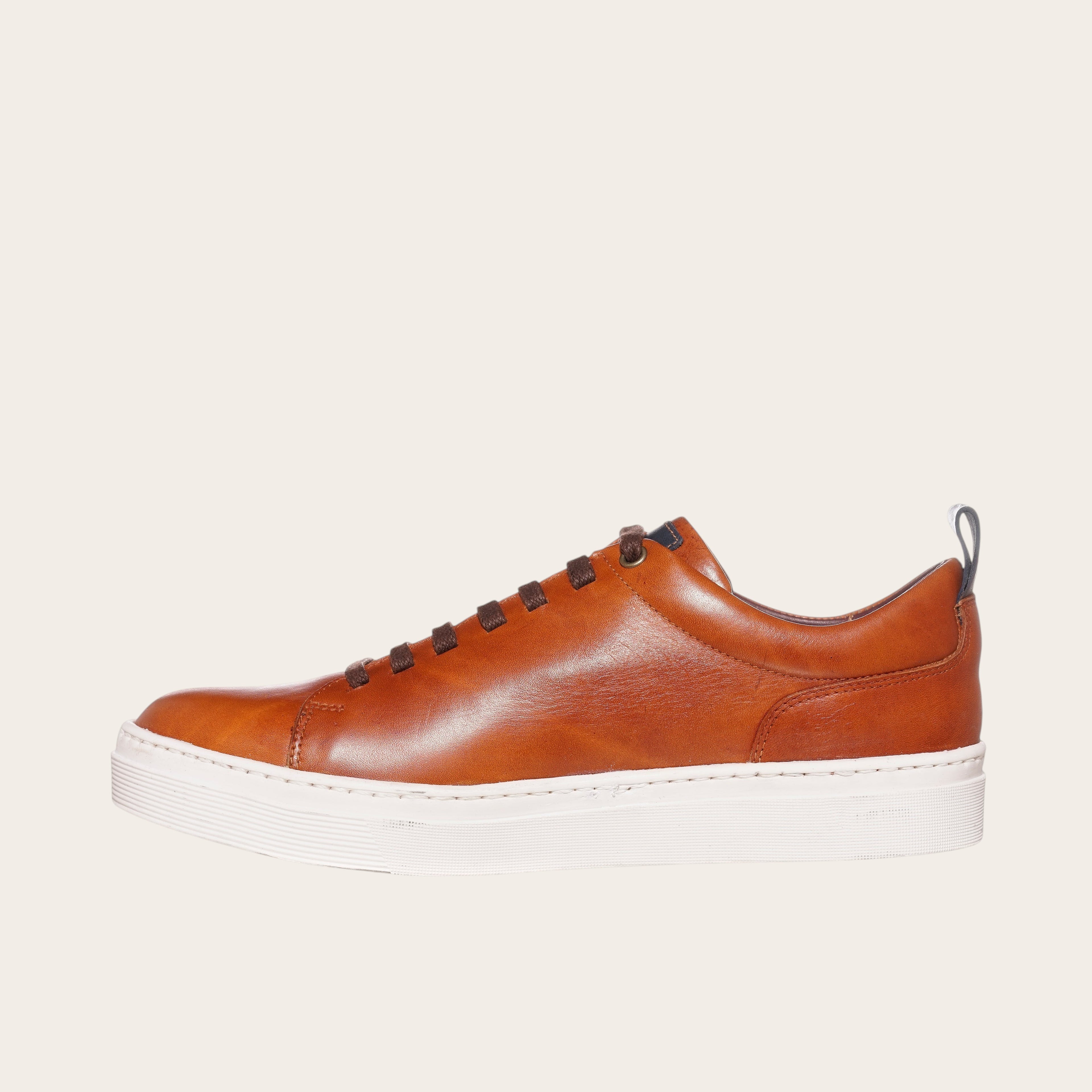 Zapatilla OLKI Calán de cuero curry con cordones y planta blanca. Diseño artesanal chileno para uso diario.