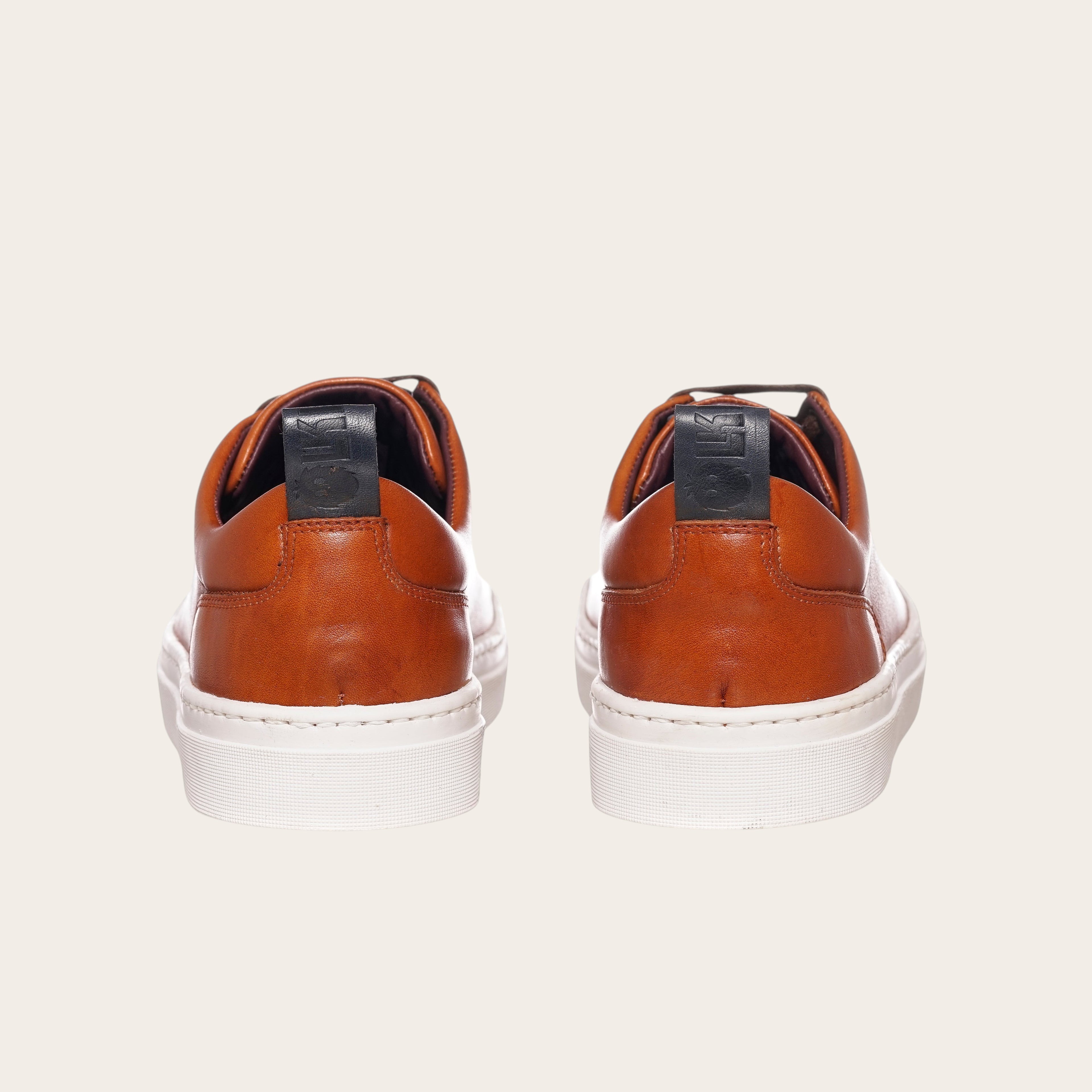 Zapatillas OLKI Calán de cuero curry con planta blanca, diseño artesanal y atemporal para uso diario.