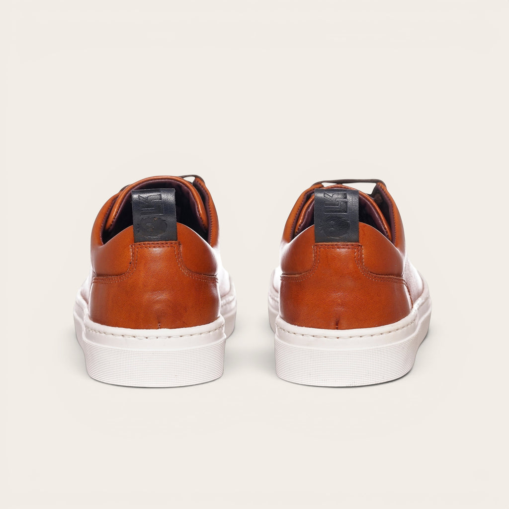 Zapatillas OLKI Calán de cuero curry con planta blanca, diseño artesanal y atemporal para uso diario.