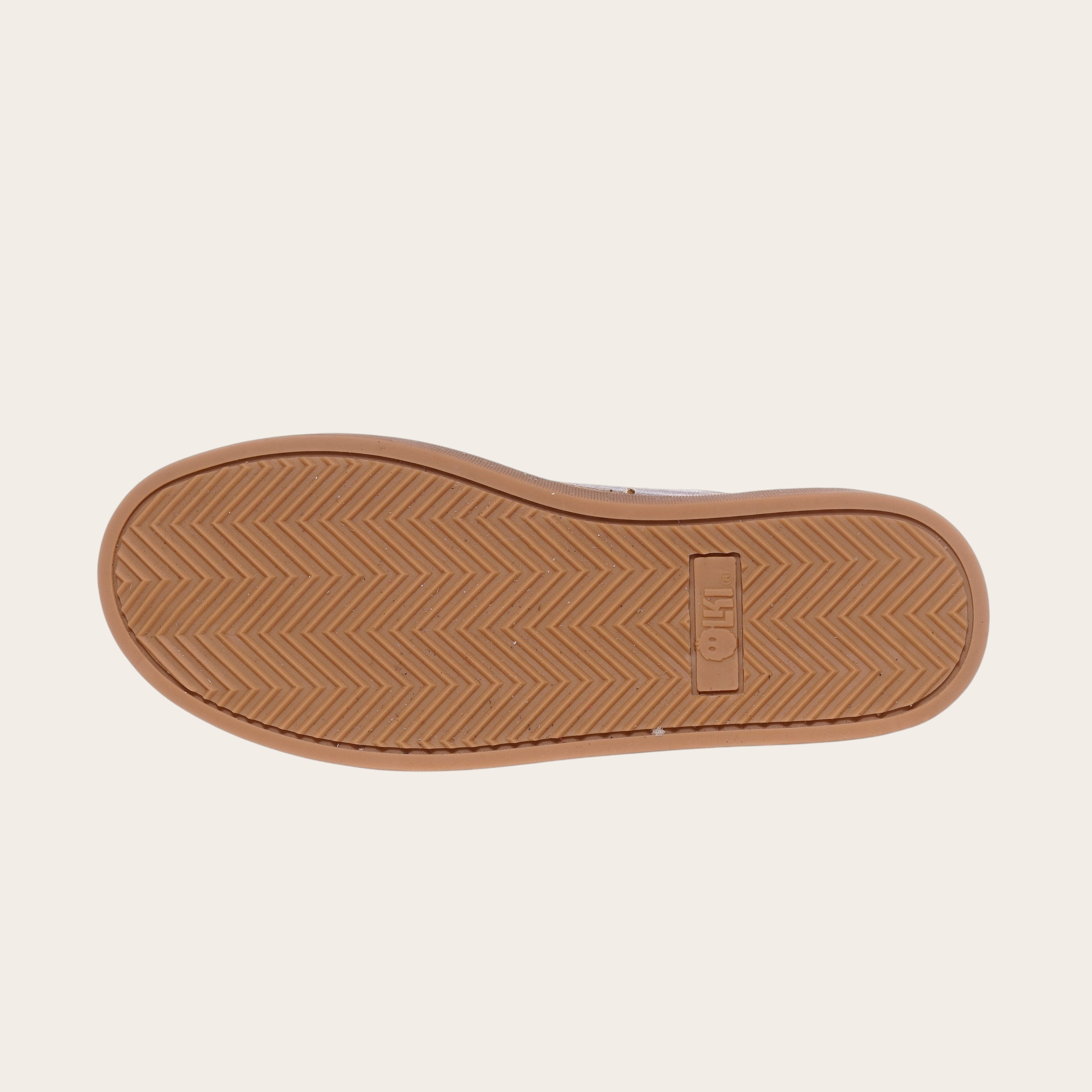 OLKI Zapatilla Calán Negra con planta de caucho color cristal y diseño de espiga. Ideal para uso diario.