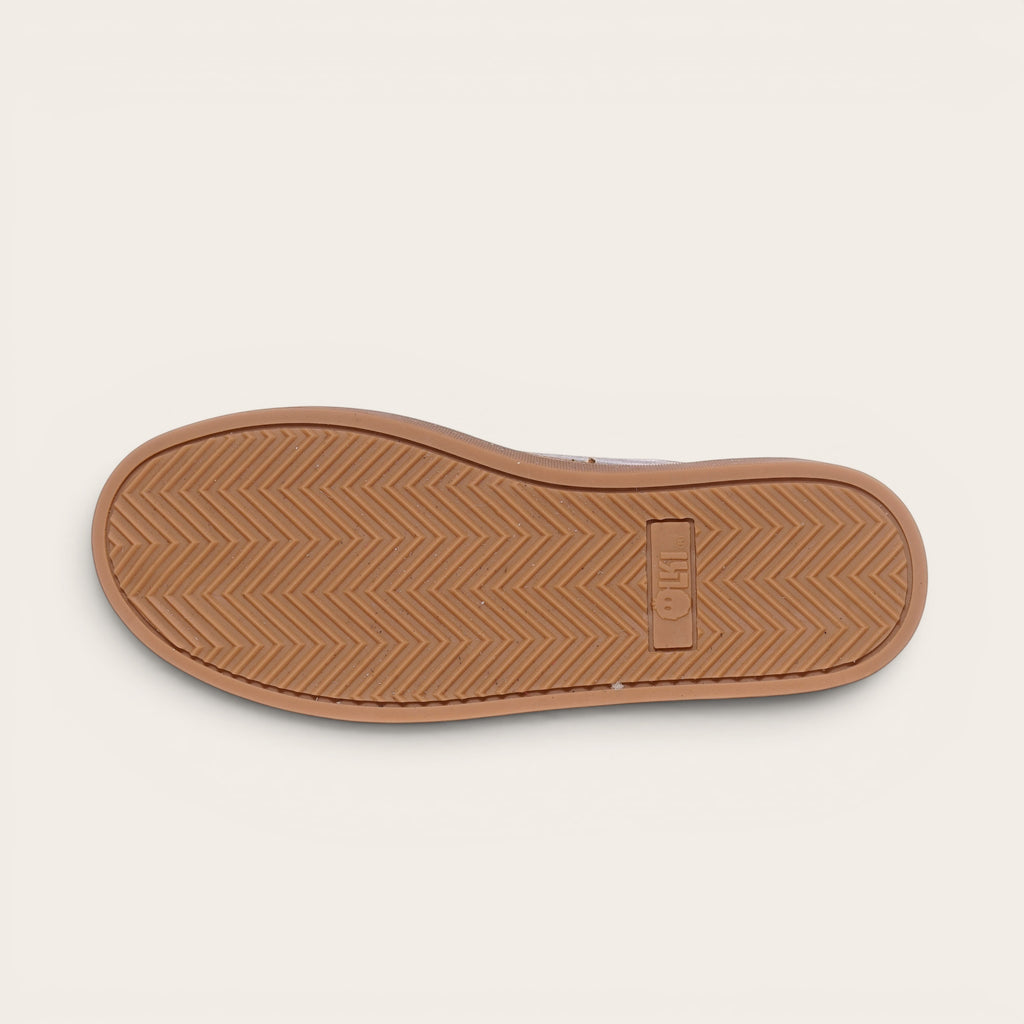 OLKI Zapatilla Calán Negra con planta de caucho color cristal y diseño de espiga. Ideal para uso diario.