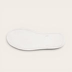 Zapatilla Calán negra de cuero de vacuno con cordones de algodón encerado y planta de caucho antideslizante. OLKI