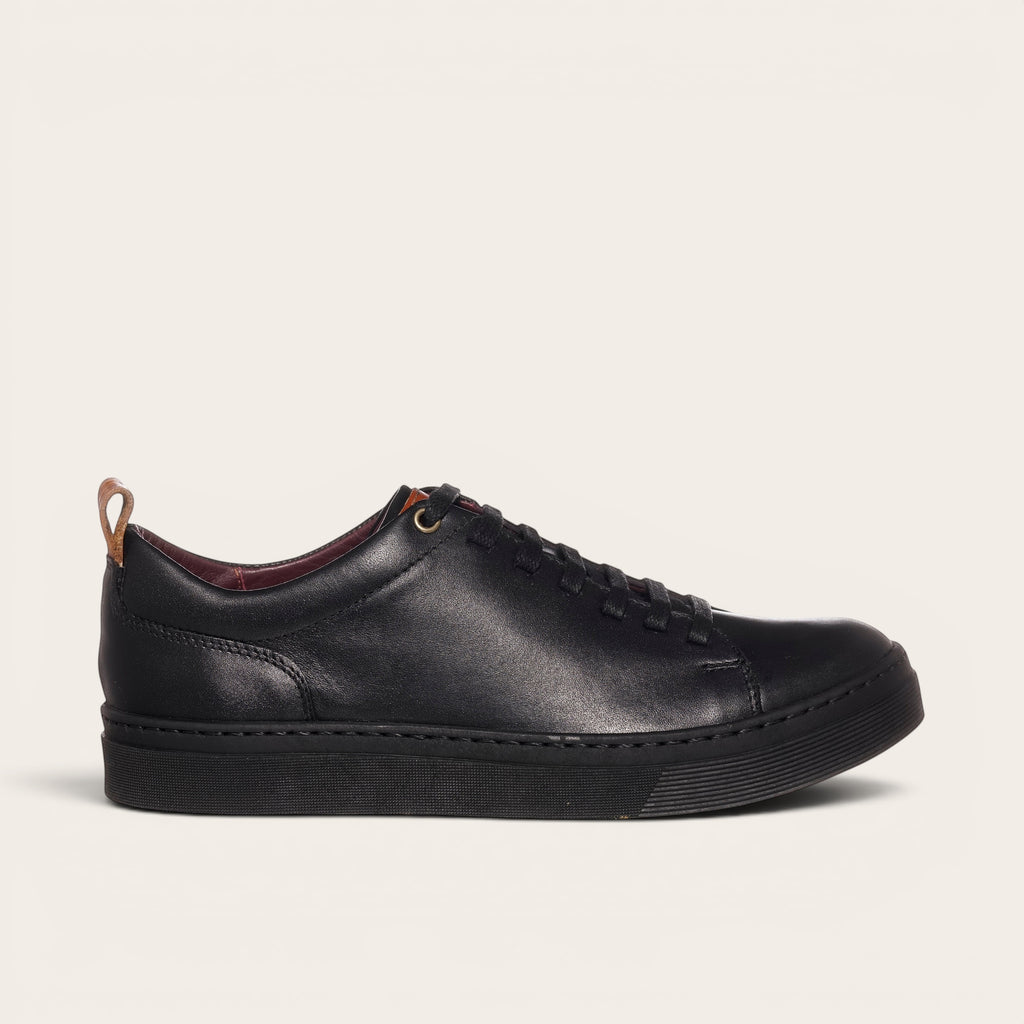 Zapatilla OLKI Calán negra de cuero con cordones y planta negra. Diseño artesanal chileno.