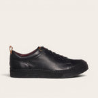 Zapatilla OLKI Calán negra de cuero con cordones y planta negra. Diseño artesanal chileno.