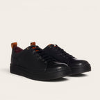 Zapatilla Calán Negra de cuero de OLKI con cordones y planta negra. Diseño artesanal chileno.