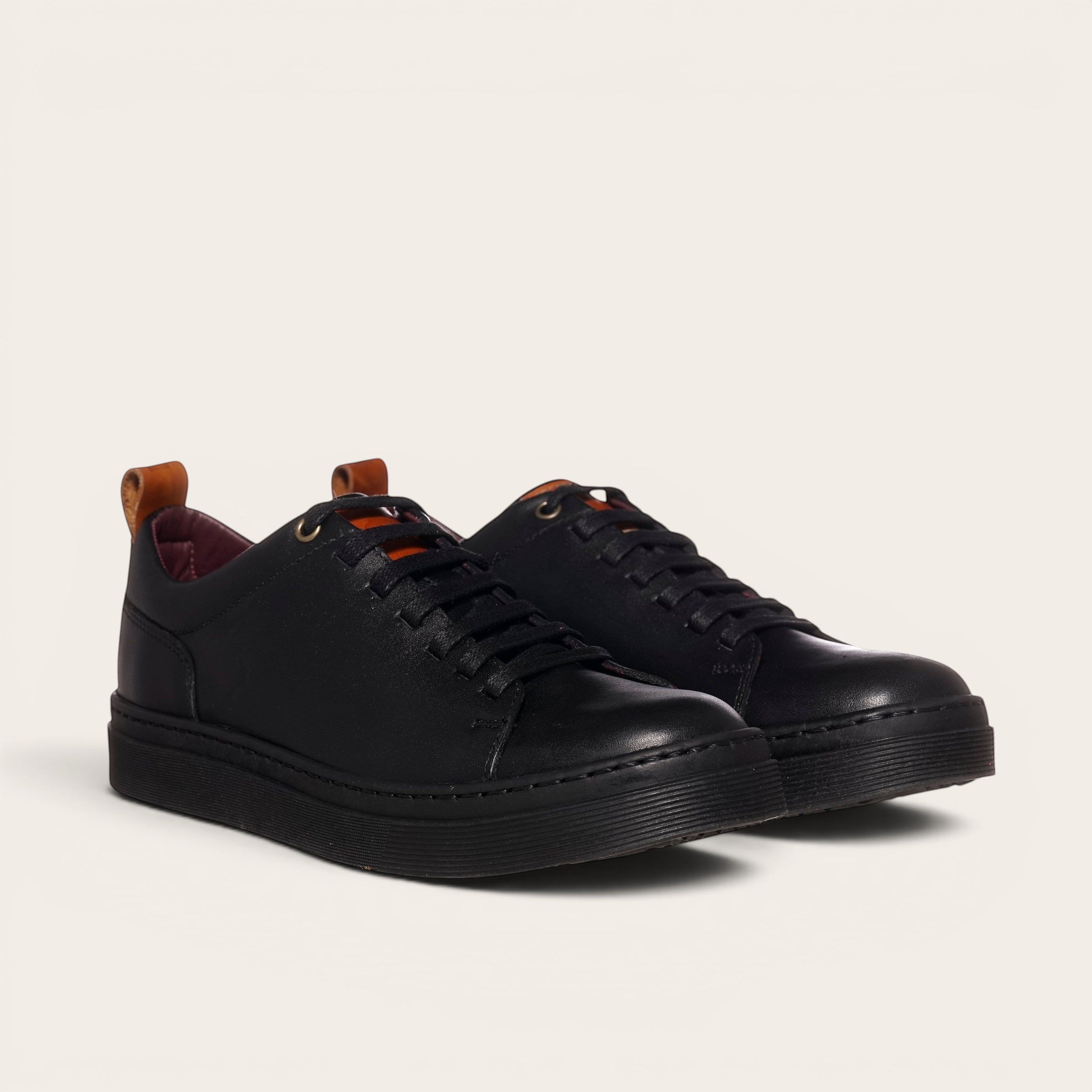 Zapatilla Calán Negra de cuero de OLKI con cordones y planta negra. Diseño artesanal chileno.