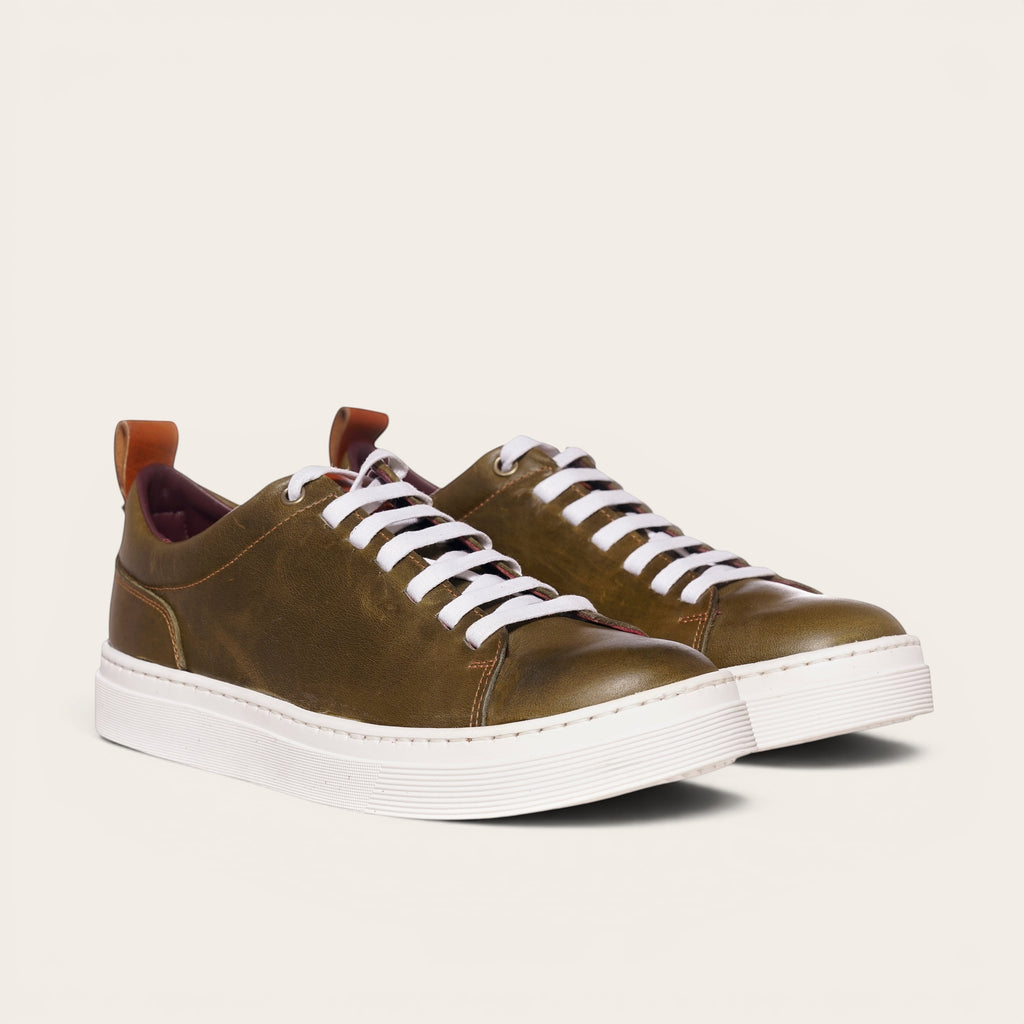 Zapatilla Calán verde musgo de cuero con cordones blancos y planta blanca. Marca OLKI.