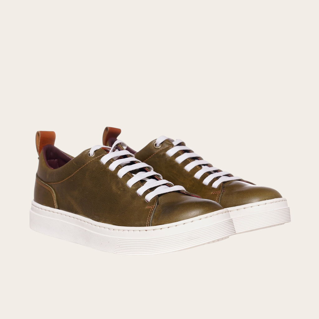 Zapatilla Calán verde musgo de cuero con cordones blancos y planta blanca. Marca OLKI.