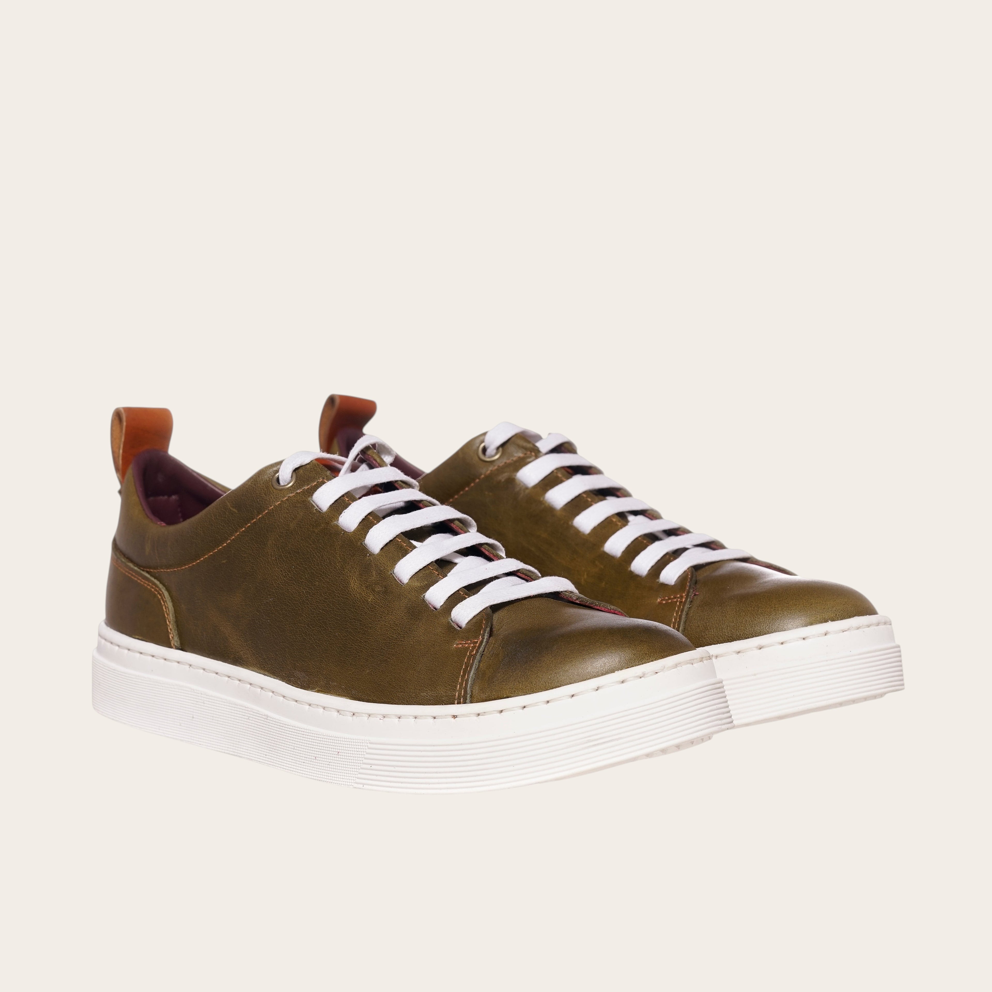 Zapatilla Calán verde musgo de cuero con cordones blancos y planta blanca. Marca OLKI.