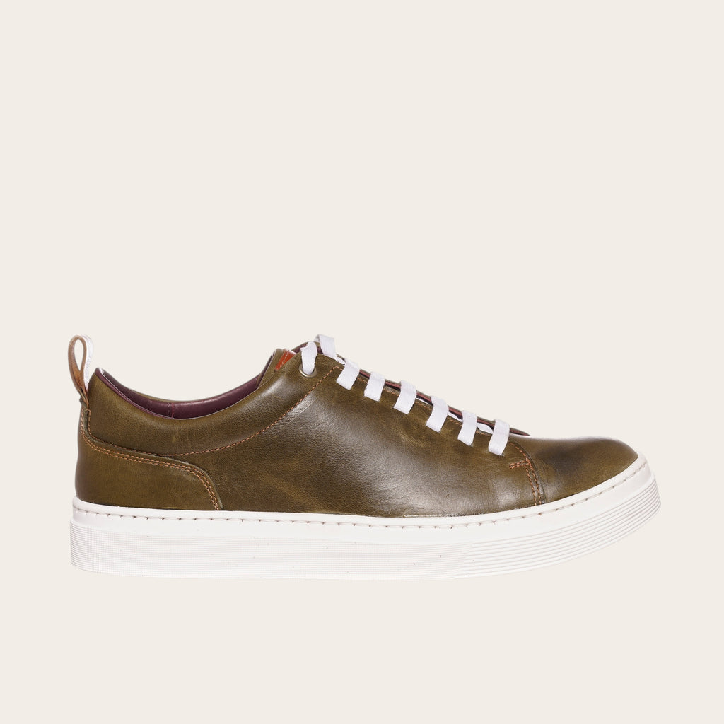 Zapatilla OLKI Calán verde musgo de cuero con cordones blancos y planta blanca. Diseño artesanal.