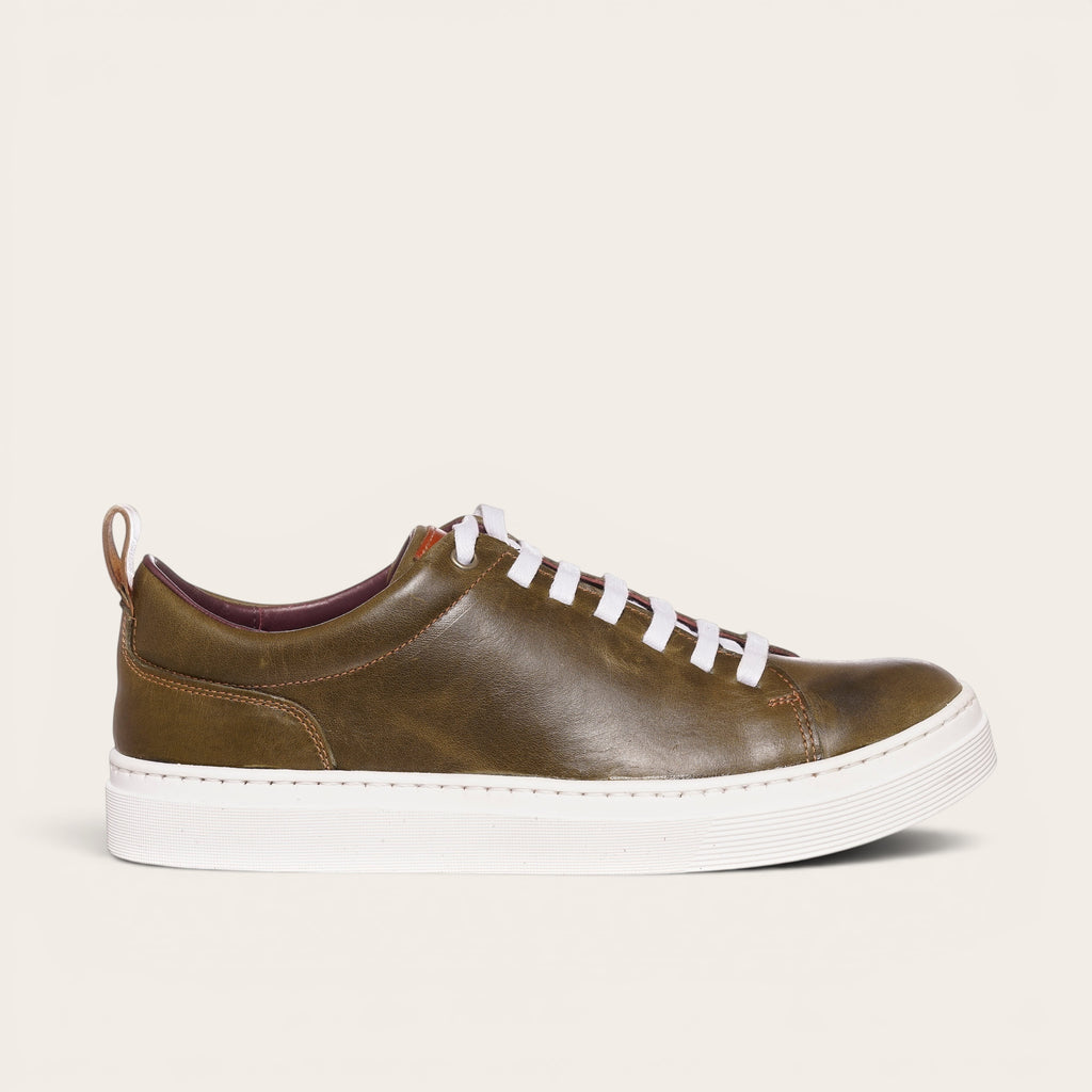 Zapatilla OLKI Calán verde musgo de cuero con cordones blancos y planta blanca. Diseño artesanal.