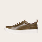 Zapatilla OLKI Calán verde musgo de cuero con cordones blancos y planta blanca. Diseño artesanal.