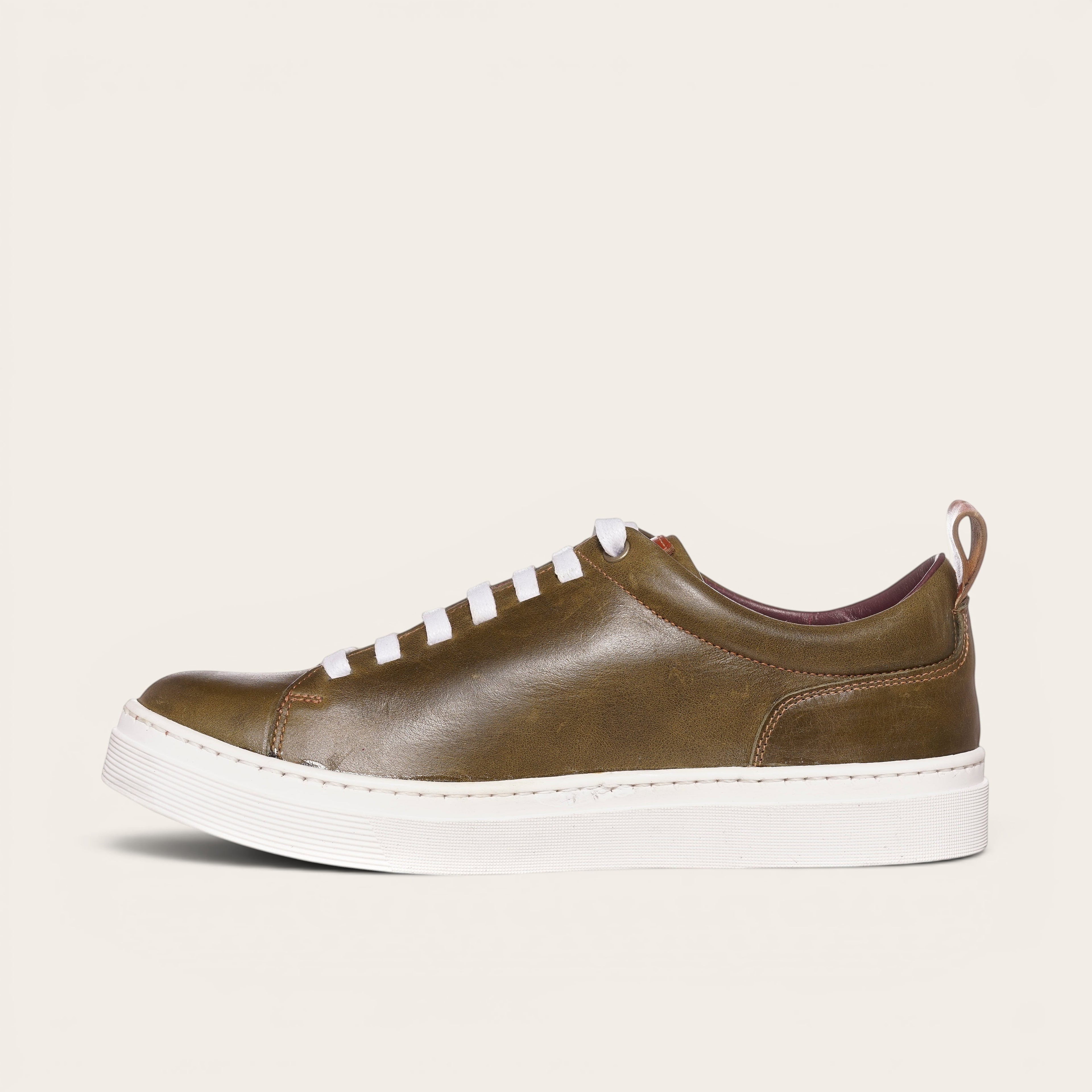 Zapatilla OLKI Calán verde musgo de cuero con cordones blancos y planta blanca. Diseño artesanal.