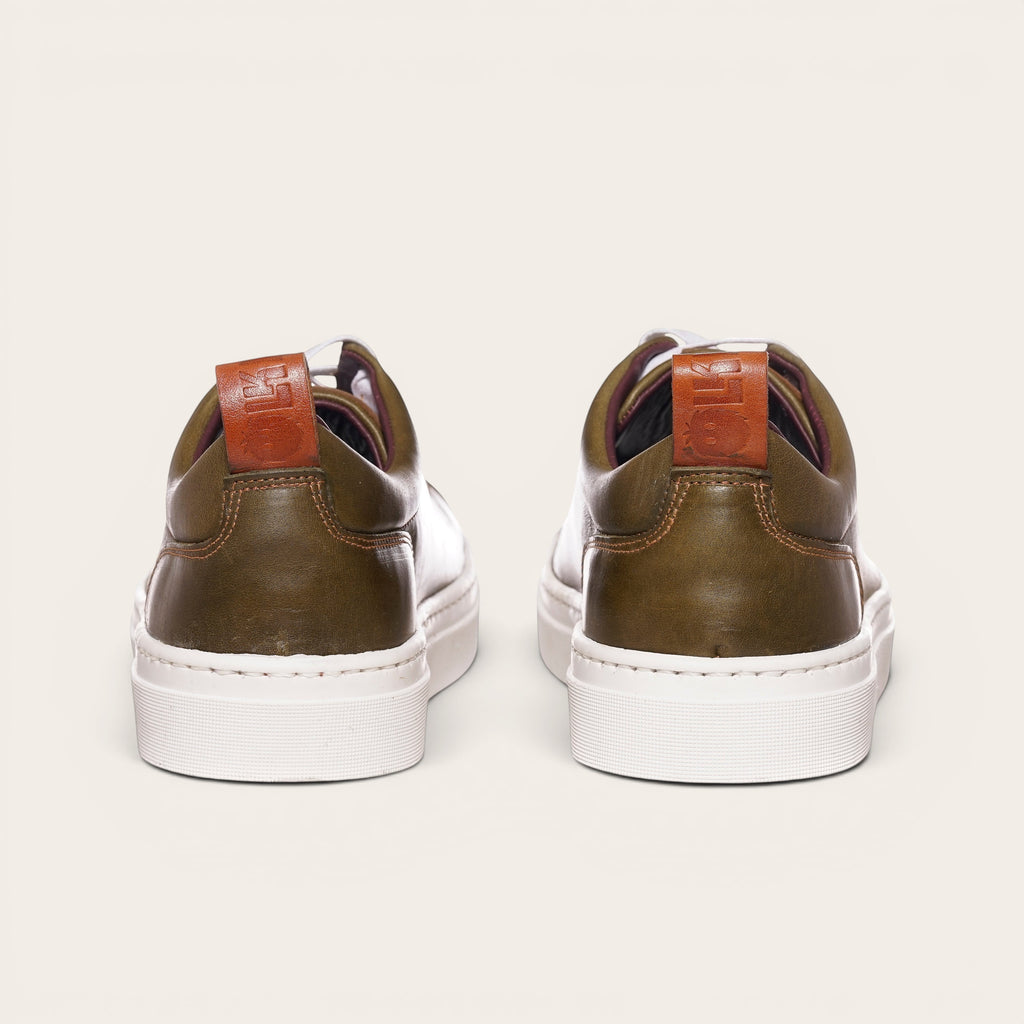 Zapatilla OLKI Calán verde musgo de cuero con planta blanca y detalle de cuero en el talón.