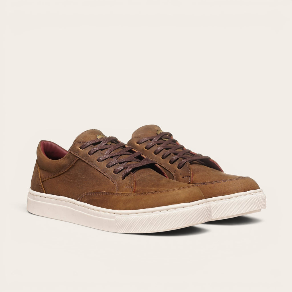 Zapatilla OLKI La Campana camel de cuero con planta blanca y cordones de algodón encerado. Interior burdeo.