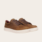 Zapatilla OLKI La Campana camel de cuero con planta blanca y cordones de algodón encerado. Interior burdeo.