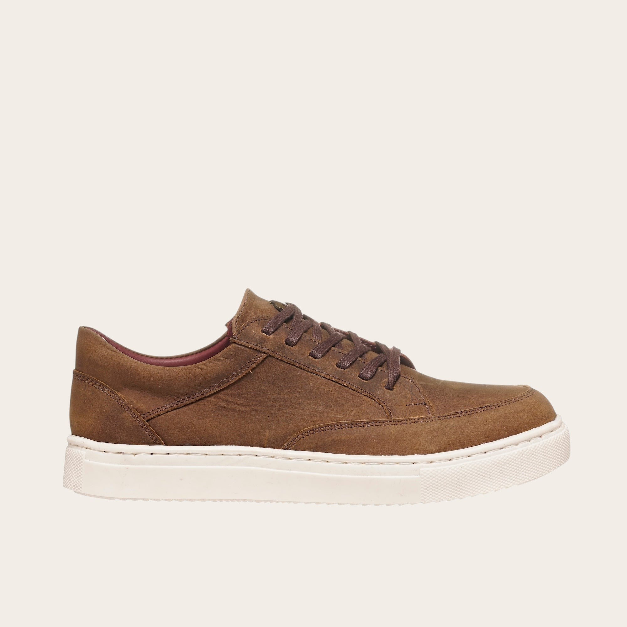 Zapatilla OLKI La Campana de cuero camel con cordones y planta blanca. Diseño urbano y minimalista.