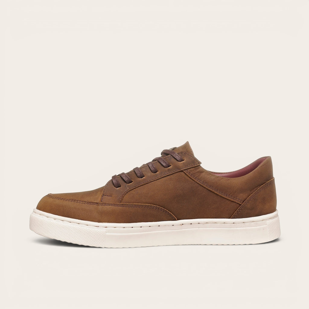 Zapatilla OLKI La Campana de cuero camel con cordones y planta blanca. Diseño urbano y minimalista.