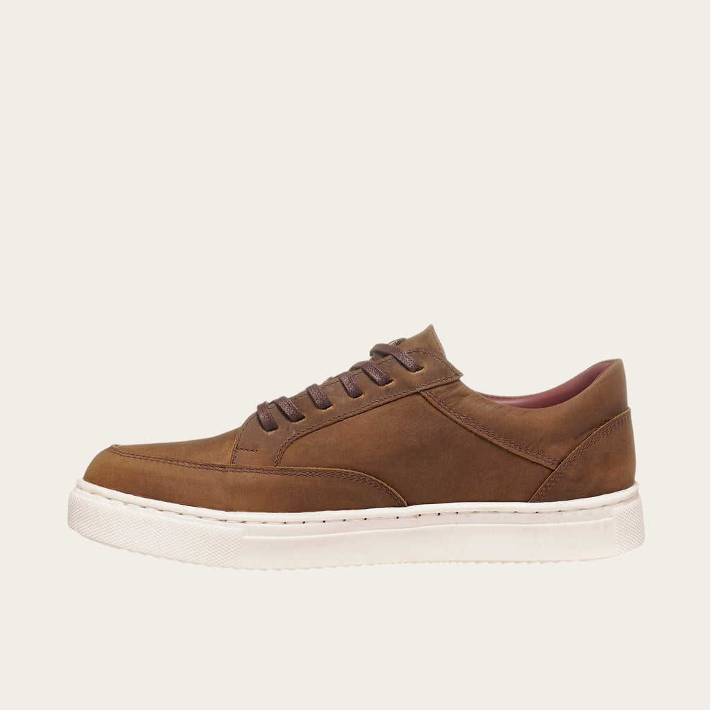 Zapatilla OLKI La Campana de cuero camel con cordones y planta blanca. Diseño urbano y minimalista.