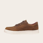 Zapatilla OLKI La Campana de cuero camel con cordones y planta blanca. Diseño urbano y minimalista.